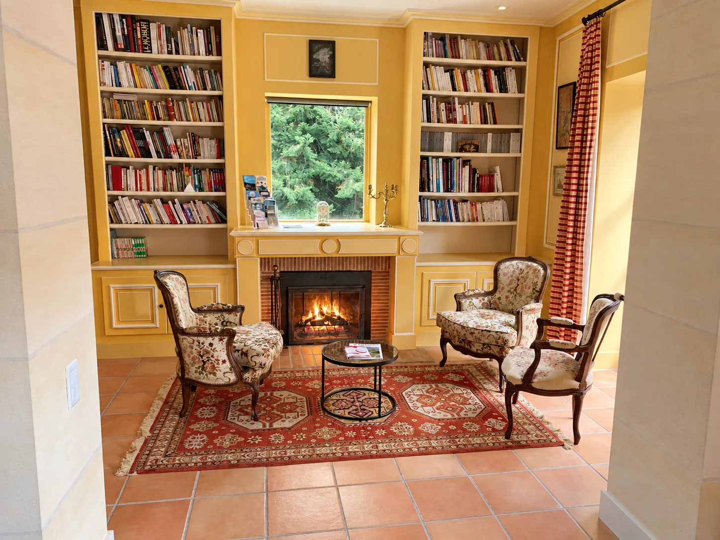 Salon avec cheminée du gîte Un air de Toscane à Salles-Arbuissonnas-en-Beaujolais